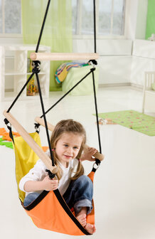 Kinderhangstoel Kids Swinger Geel/Oranje houding zittend