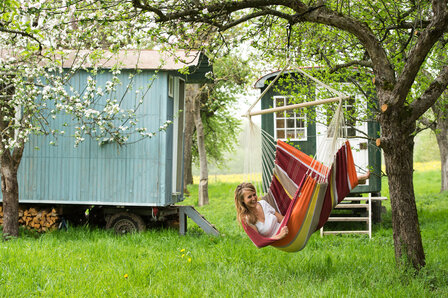 Hangstoel Brasil Acerola buiten liggen