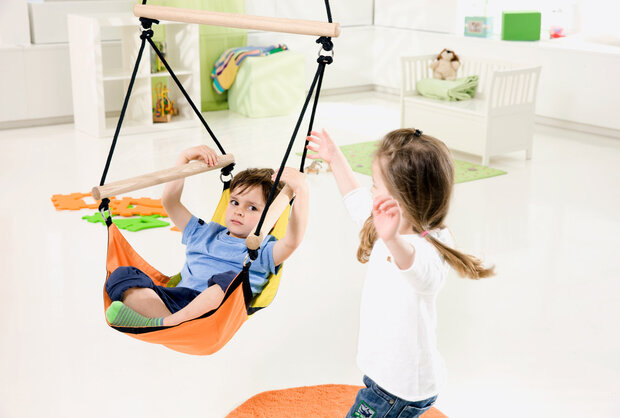 Kinderhangstoel Kids Swinger Geel/Oranje sfeerfoto houding relax