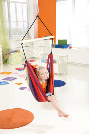 Kinderhangstoel Relax Rainbow houding 2