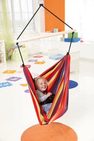 Kinderhangstoel Relax Rainbow sfeerfoto houding relax