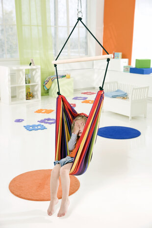 Kinderhangstoel Relax Rainbow sfeerfoto houding zittend